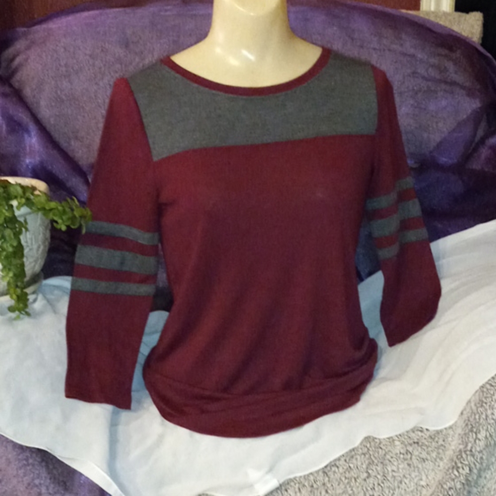 Burgundy and grey Arizona jeans tee $